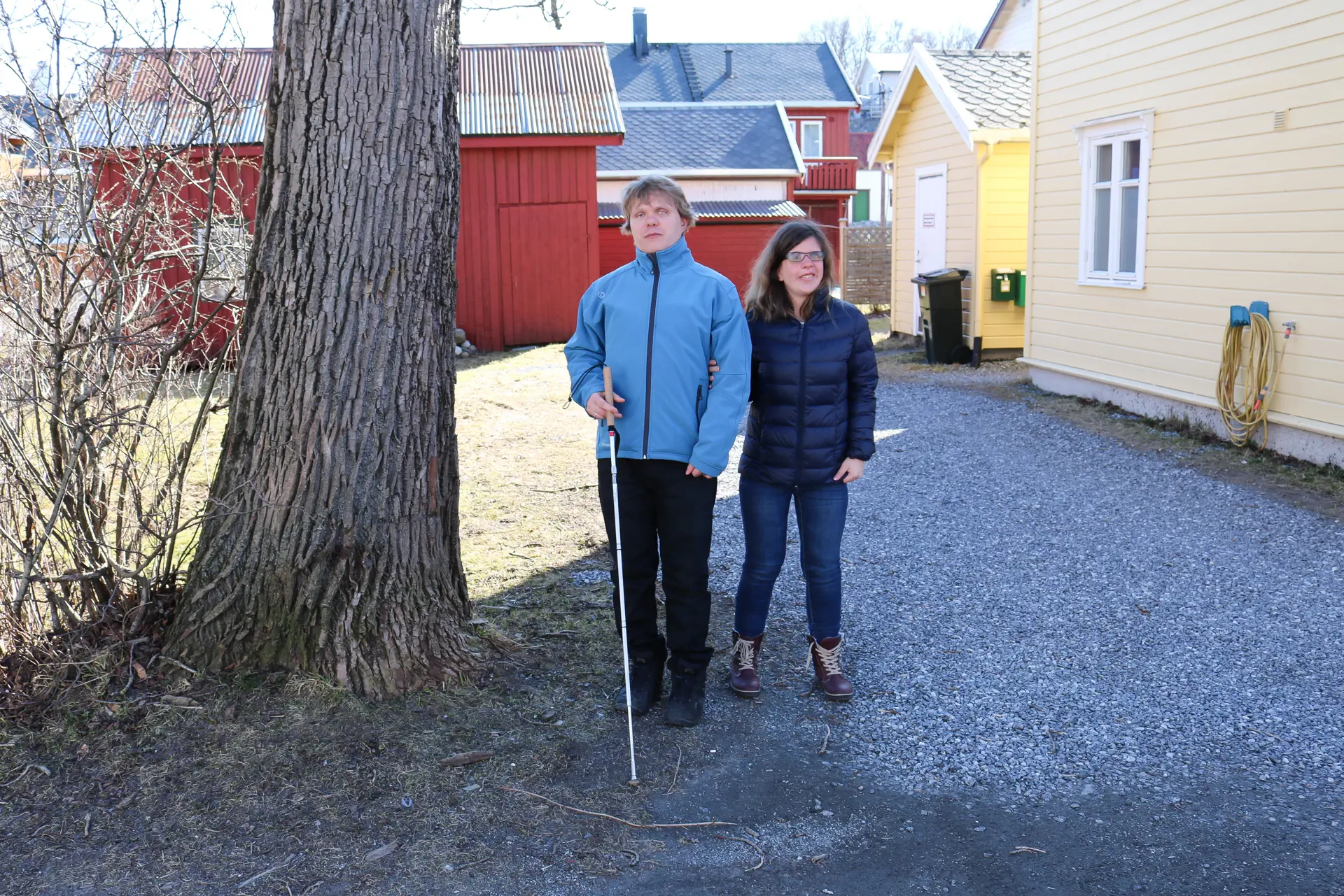 En mann med hvit stokk og en dame