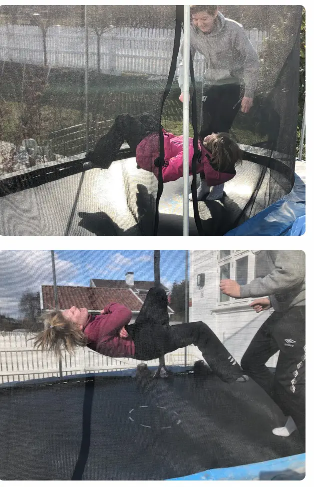 Jente og gutt leker på trampoline