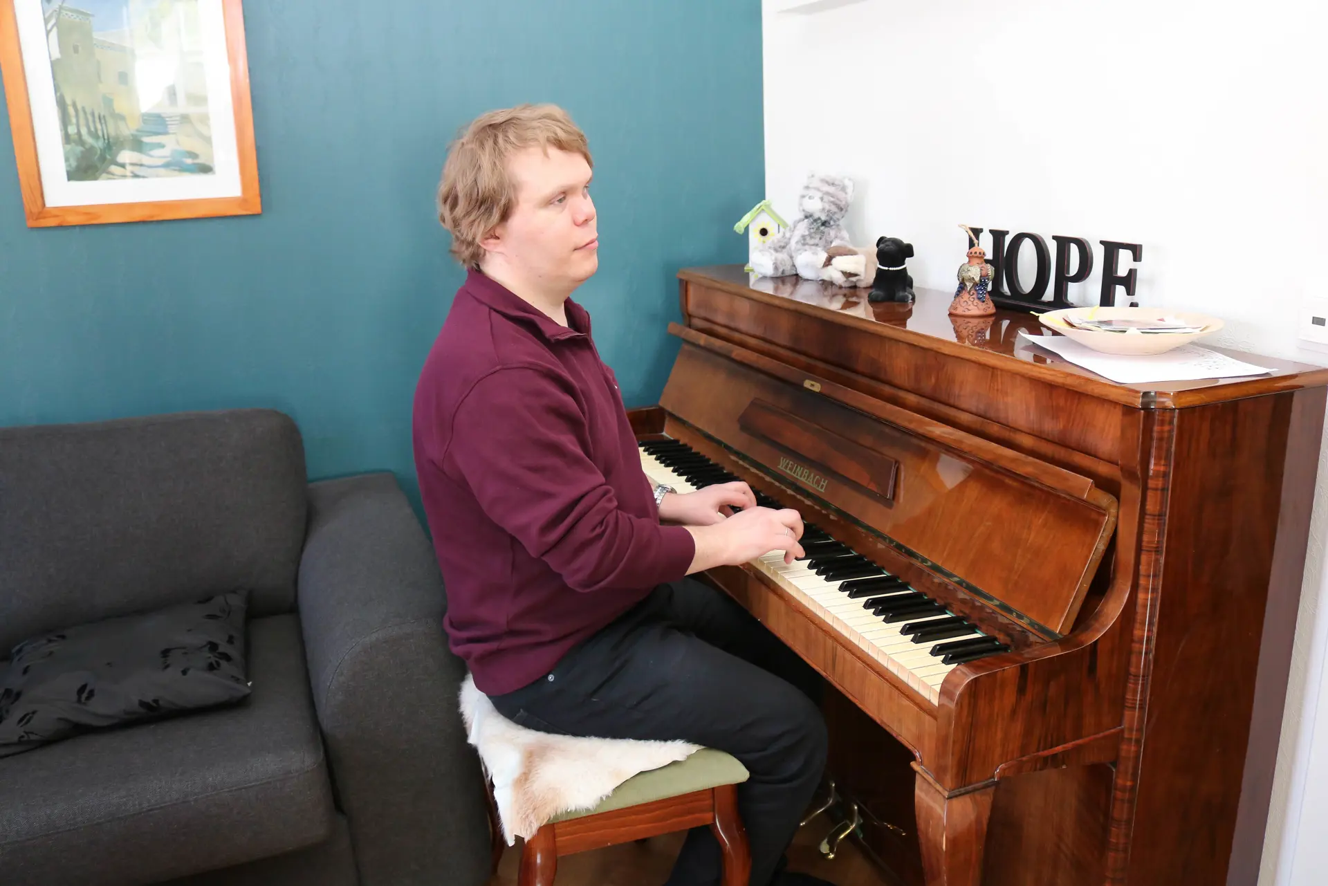 Mann som spiller piano