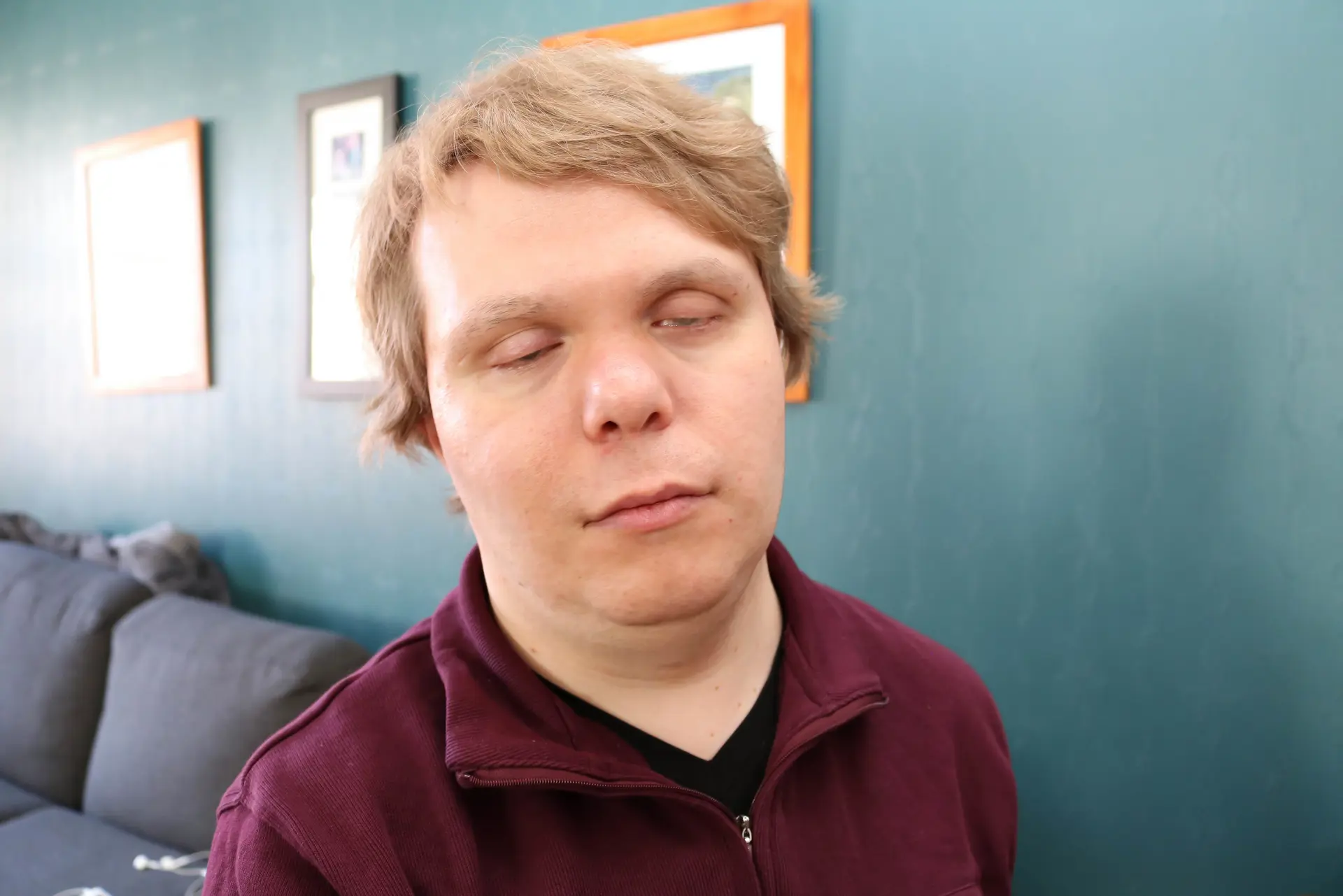 En mann med lukkede øyne