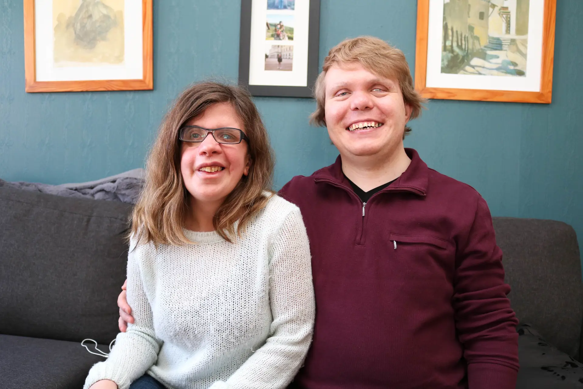 En mann og kvinne som sitter på en sofa