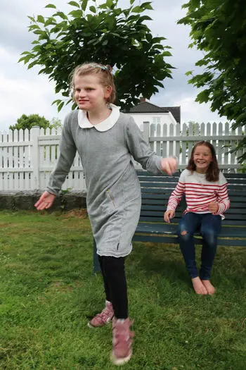 <img id="dynimage1" class="paragraphimage" src="https://img0.custompublish.com/getfile.php/4256180.1320.bzmzzbwinnkjil/350x0/6146710_4256180.jpg" vspace="4To søstre i en sommerhage. Ei har rød og hvit-stripete genser og sitter på en benk, mens den andre går fra benken har på seg grå kjole