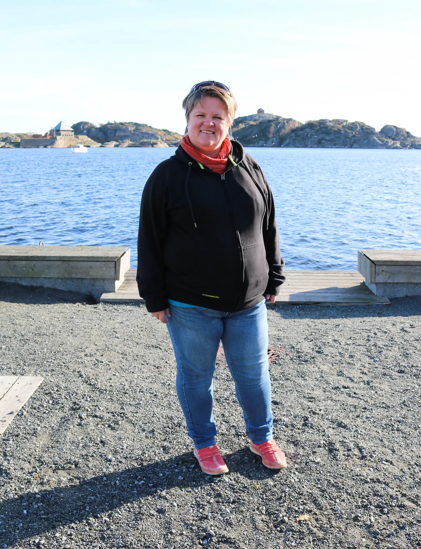 En kvinne som står på en strand