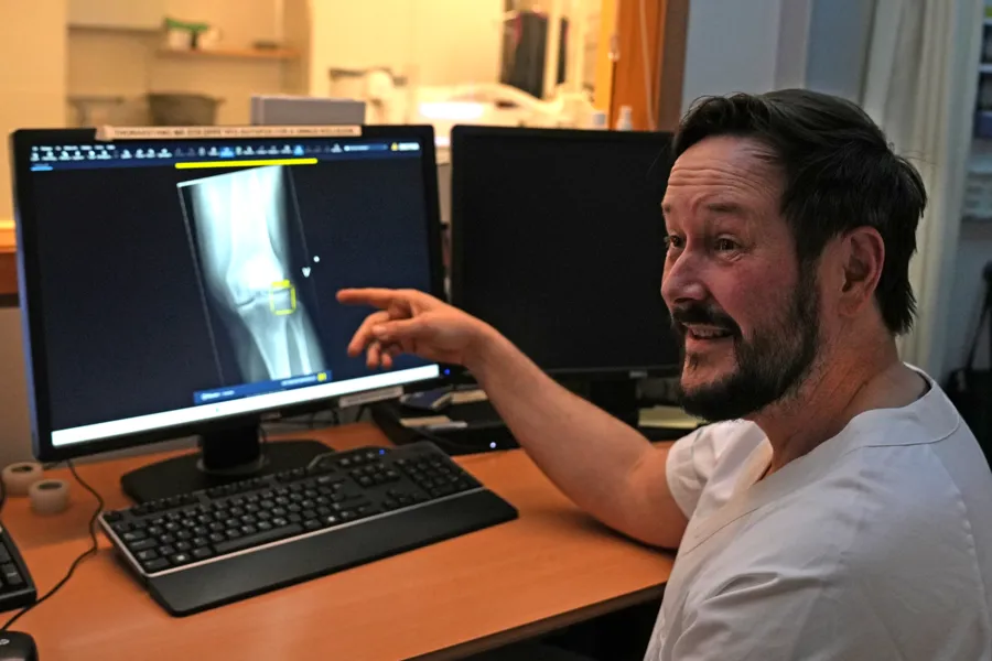 Radiograf Tom Jørgensen og KI-verktøyet Boneview