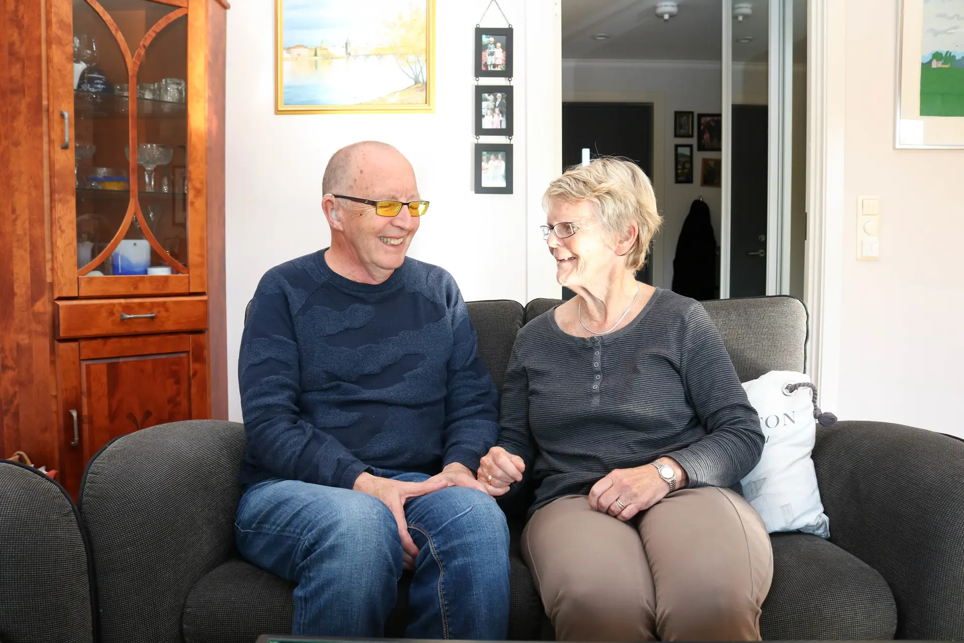 En mann og kvinne som sitter på en sofa