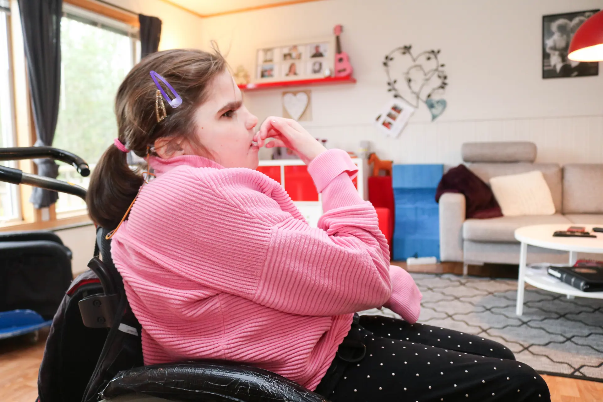 En kvinne som sitter i en rullestol