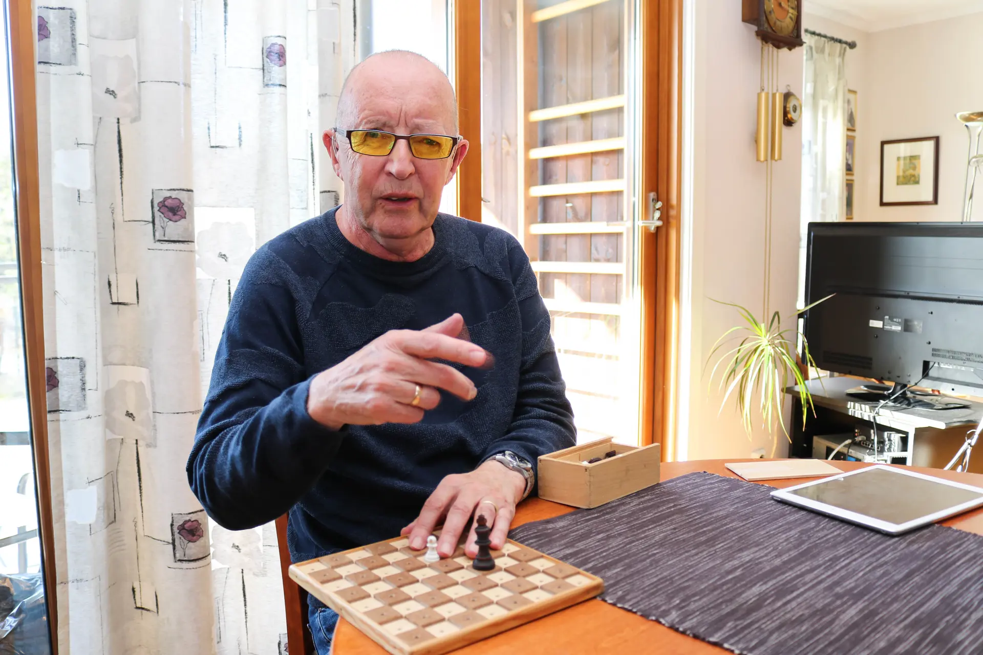 En mann som står ved et bord