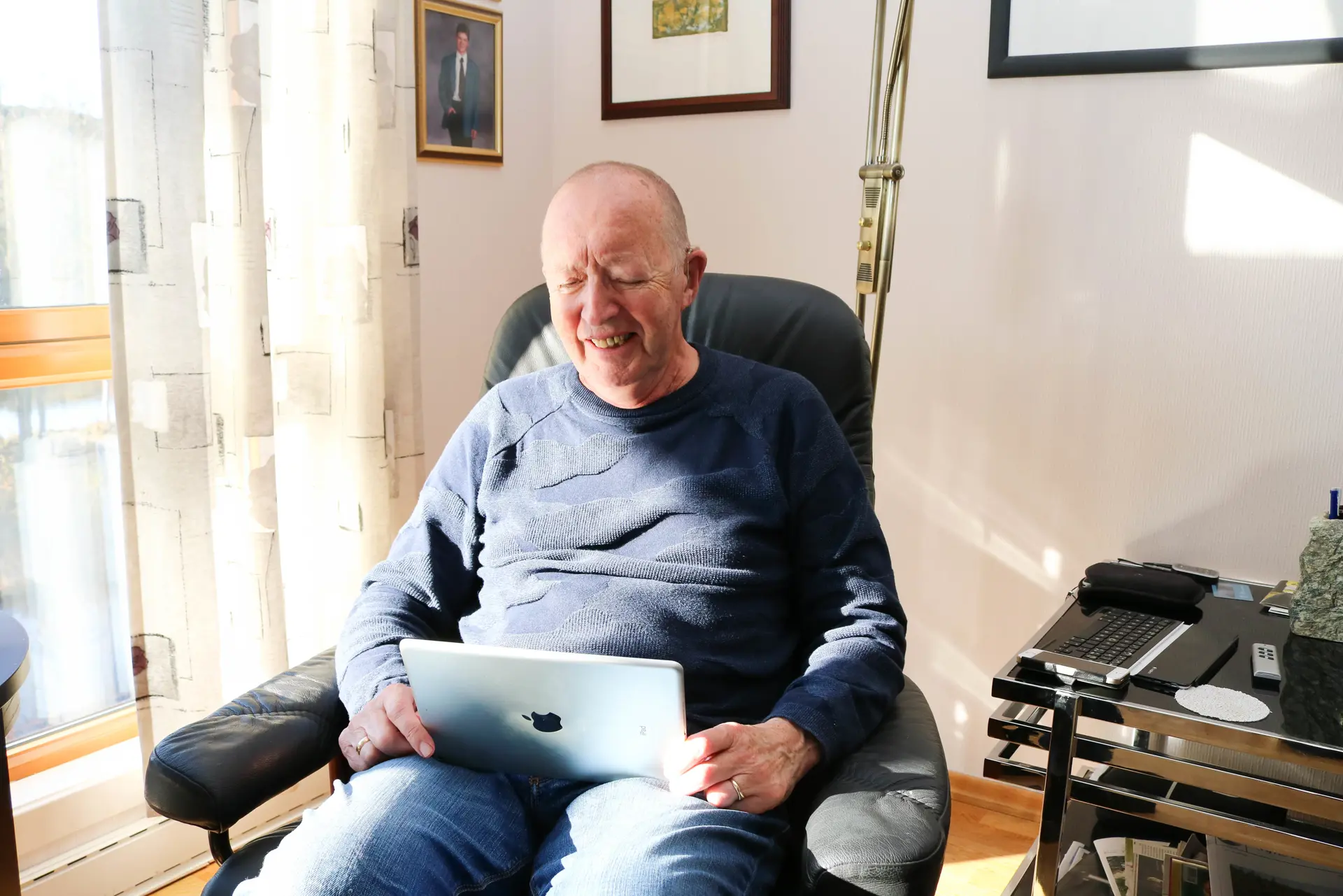 En mann som sitter i en stol