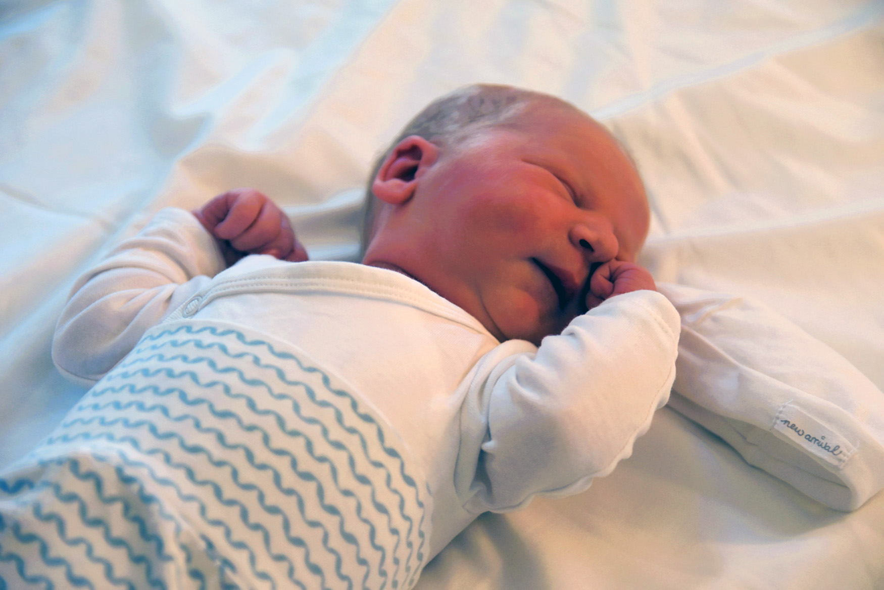 En baby som sover på et teppe