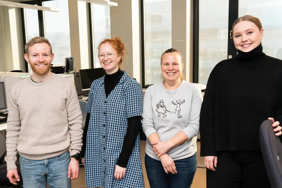 En gruppe mennesker som poserer for et bilde