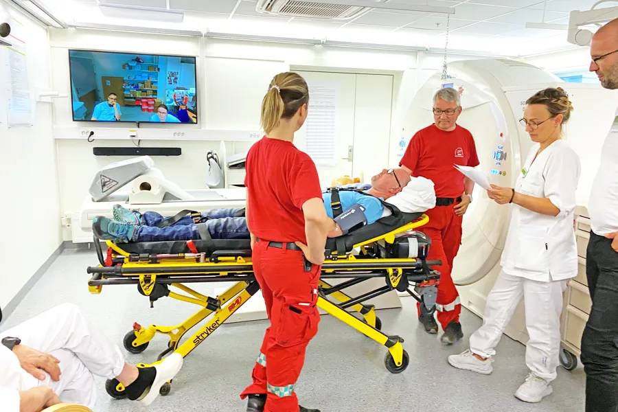 En gruppe personer i et rom