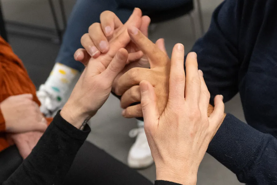 En gruppe mennesker som klapper