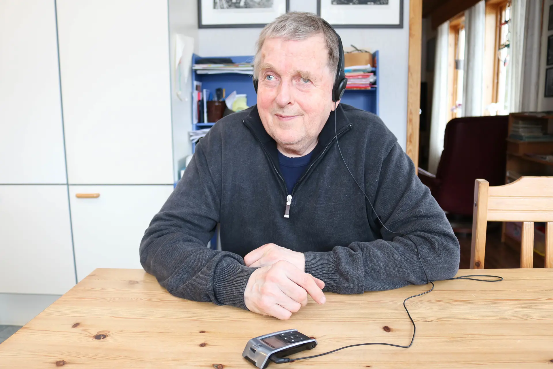 Mann som sitter ved et bord