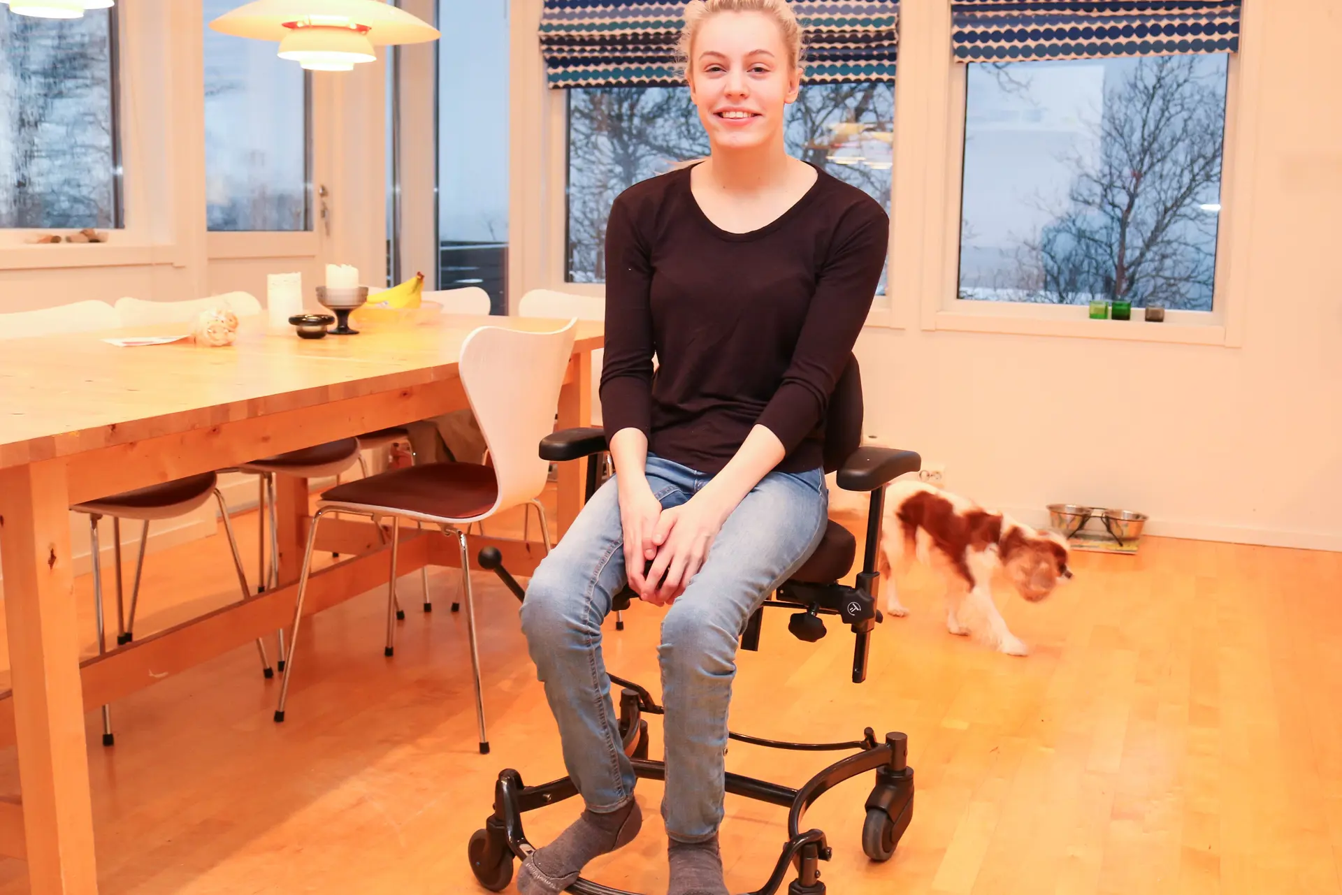 En person som sitter i en gåstol