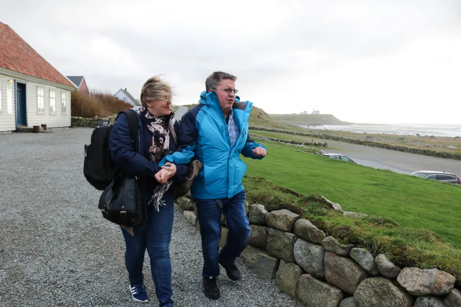 En mann og kvinne som poserer for et bilde