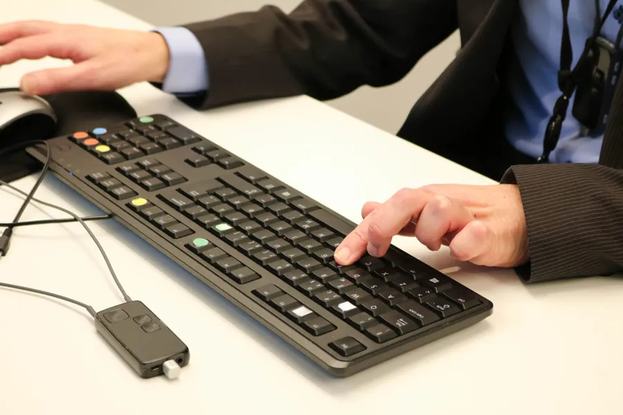 En person som skriver på et tastatur