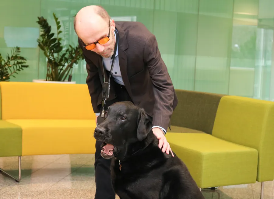En person med hund