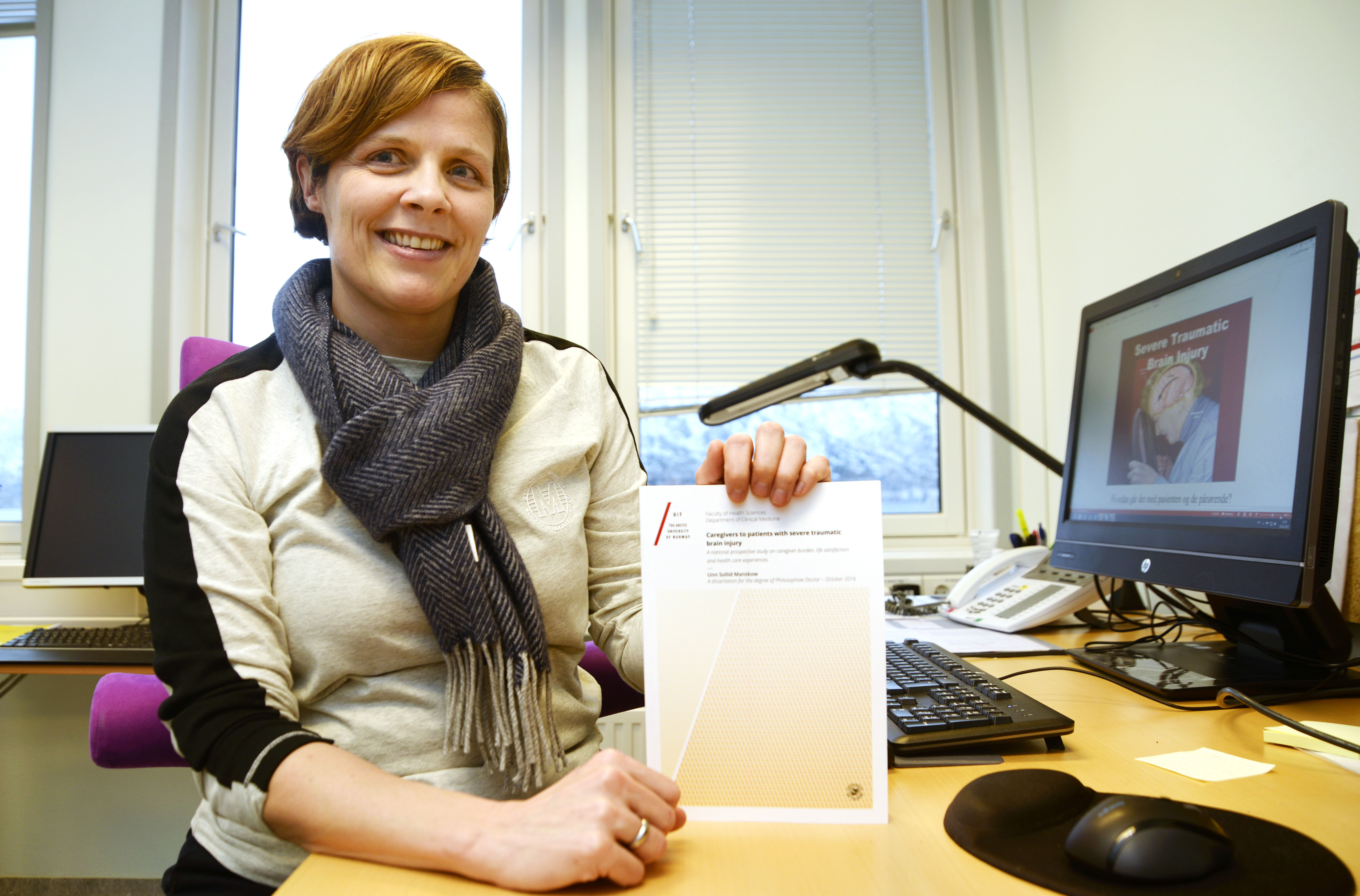 Kvinne poserer med diplom