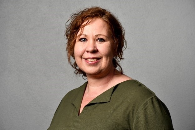 En person som smiler til kameraet