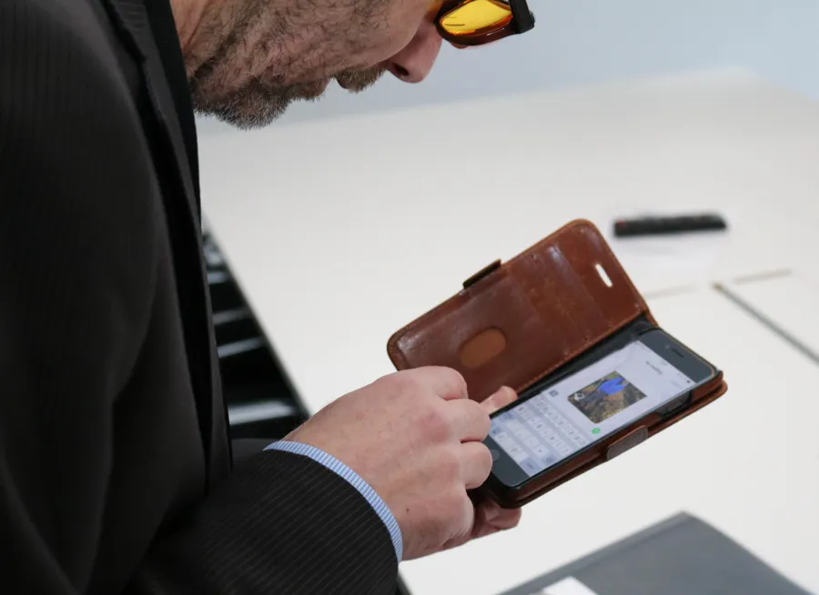 En mann som holder en mobiltelefon