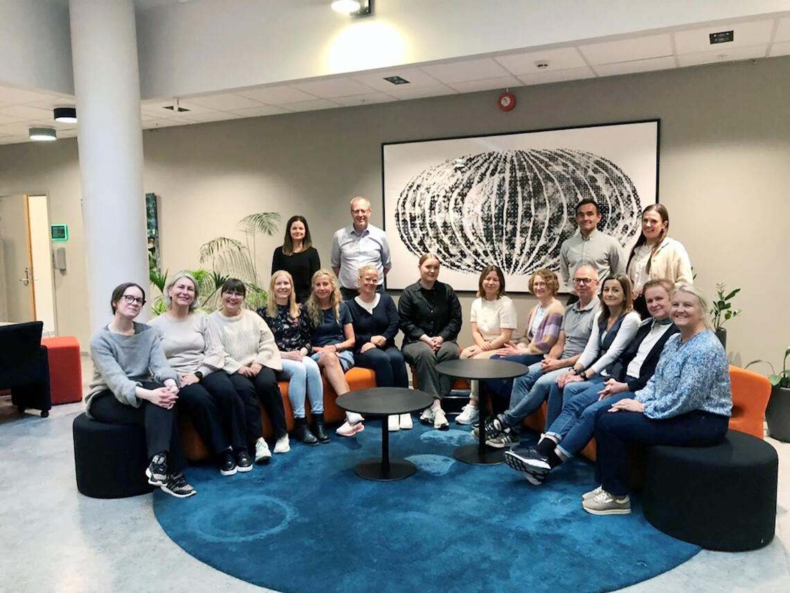 En gruppe mennesker som poserer for et bilde