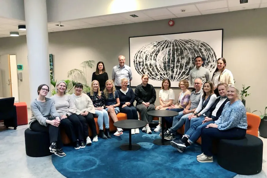 En gruppe mennesker som poserer for et bilde