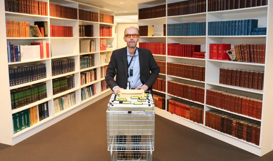 En person som står i et bibliotek
