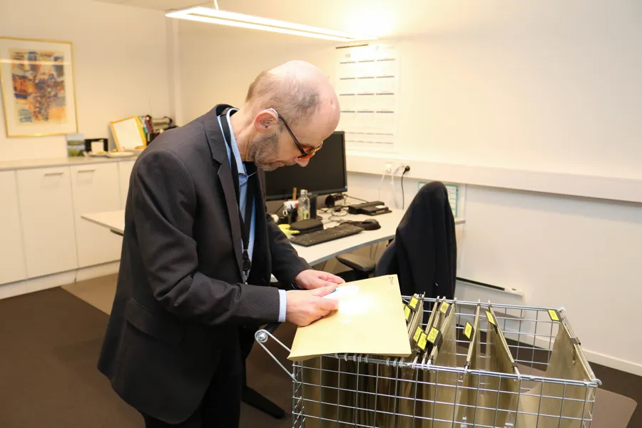 En mann som holder et stykke papir