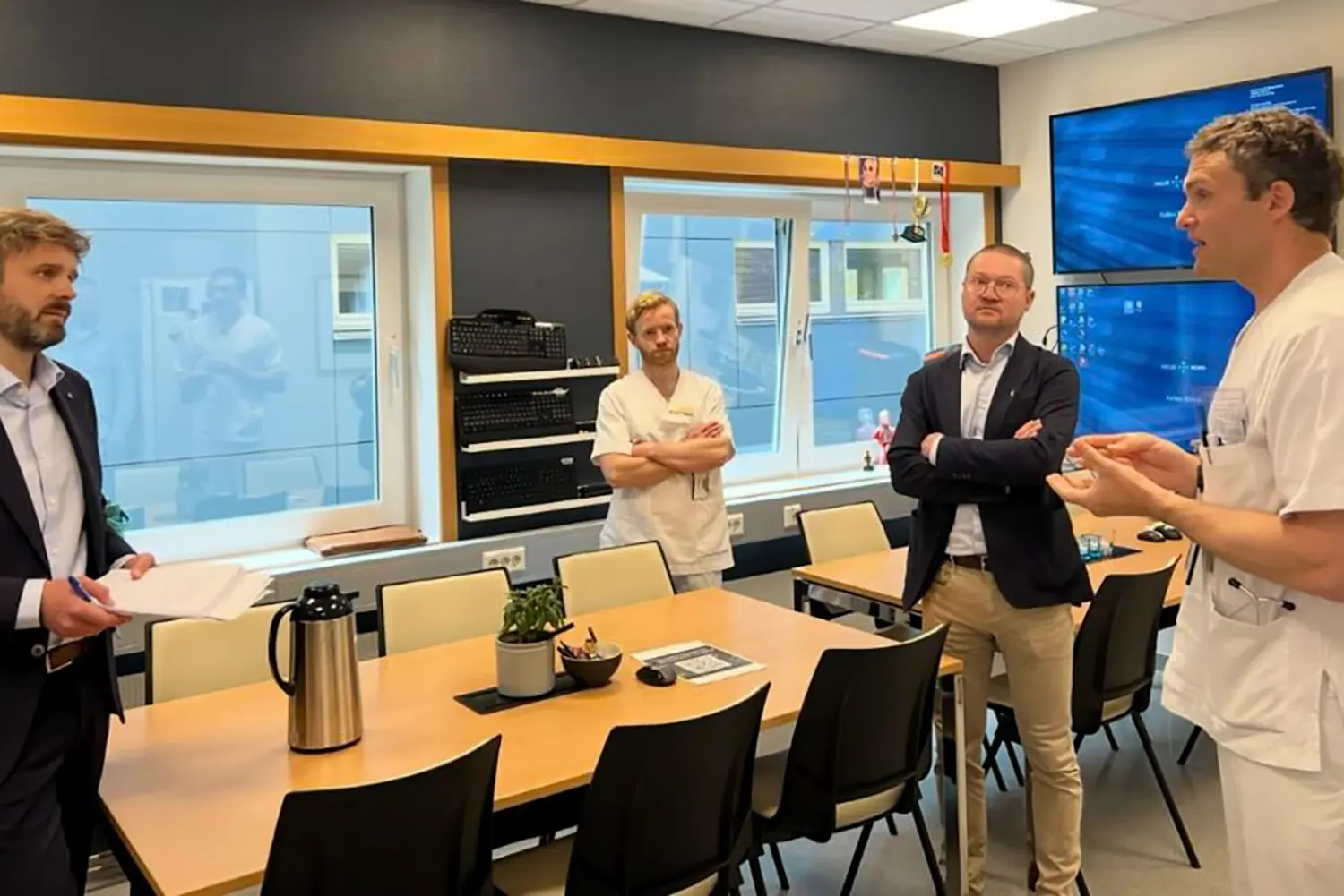 En gruppe personer i et møte