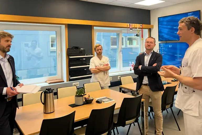 En gruppe personer i et møte