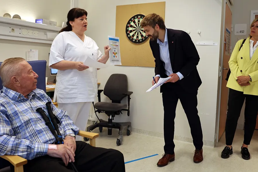 En gruppe personer i et rom