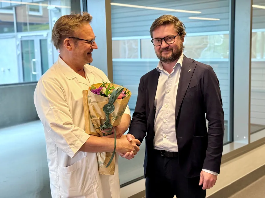 En mann som håndhilser på en annen mann