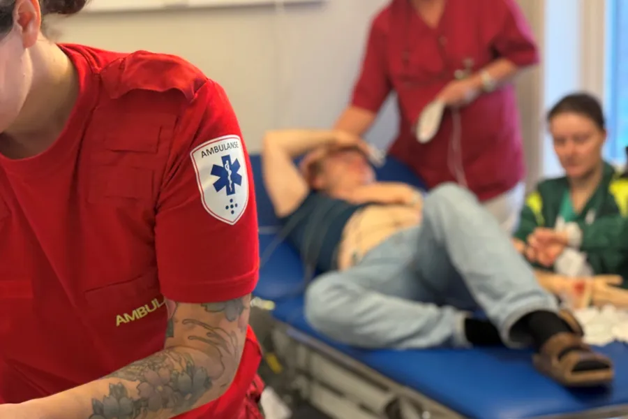 En mann i en sykehusseng