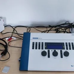 En hvit boks med en blå og svart boks på