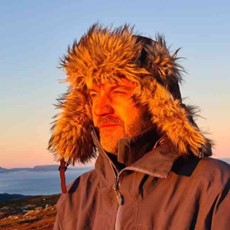 En ubarbert mann i vinterklær