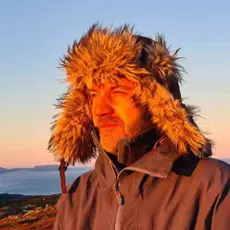 En ubarbert mann i vinterklær