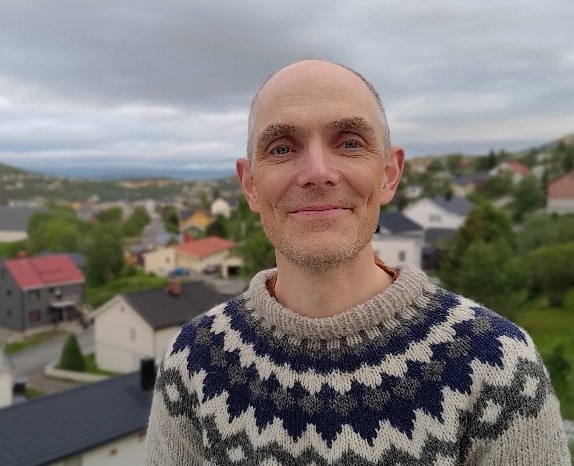 En mann i genser med brune fargenyanser