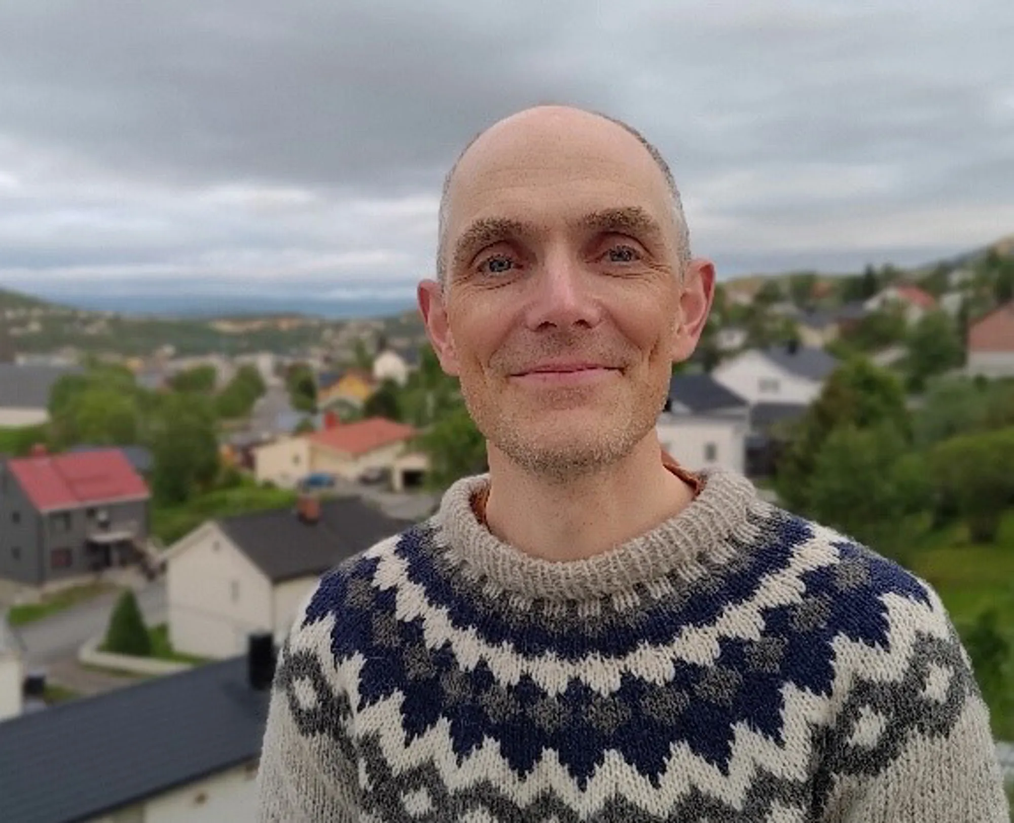 En mann i genser med brune fargenyanser
