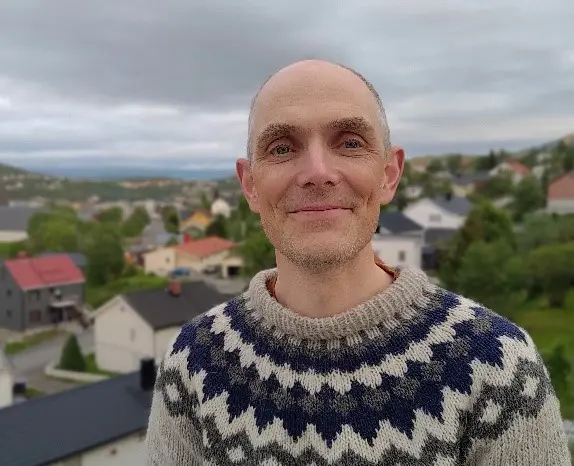 En mann i genser med brune fargenyanser