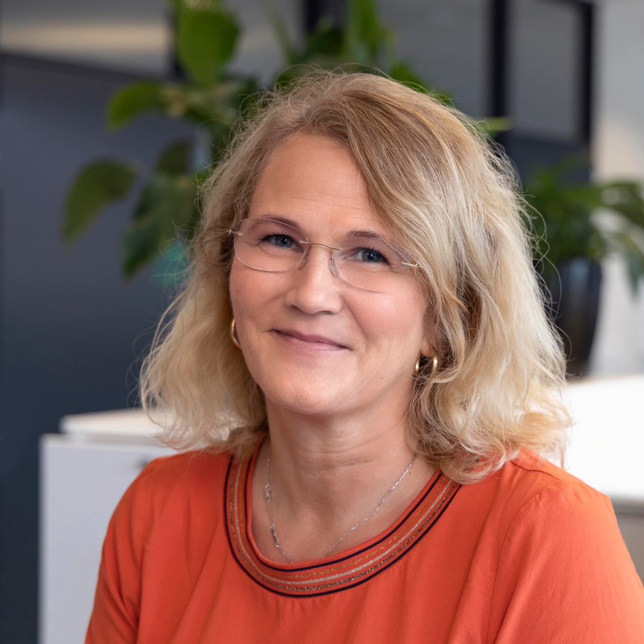 Blond dame i orange genser