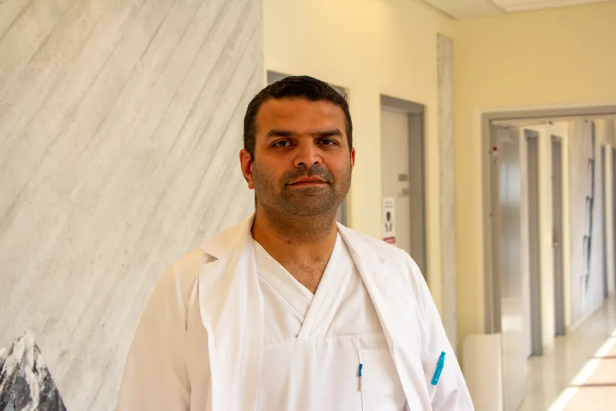 En mann i hvit frakk