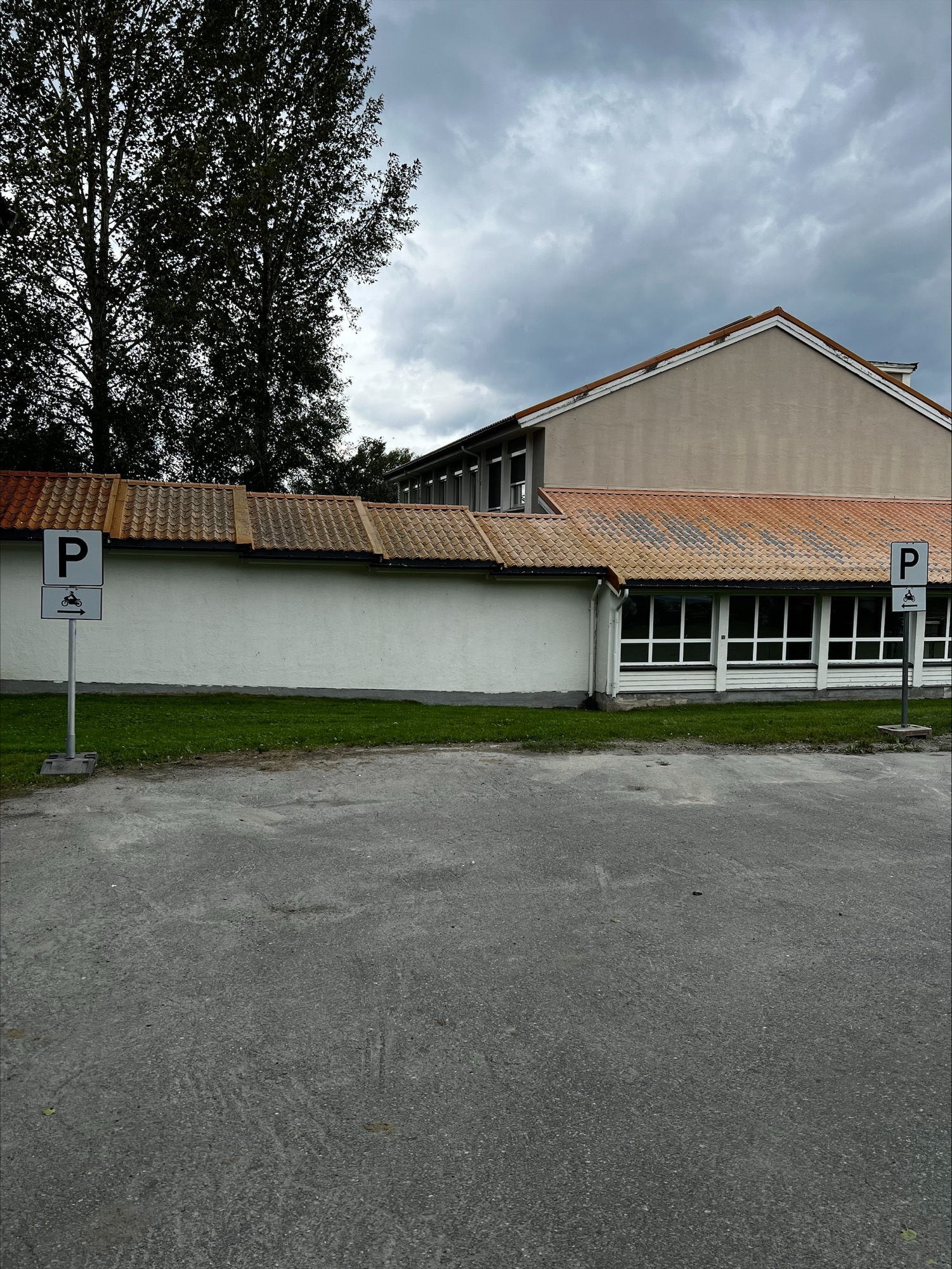 En bygning med parkeringsplass