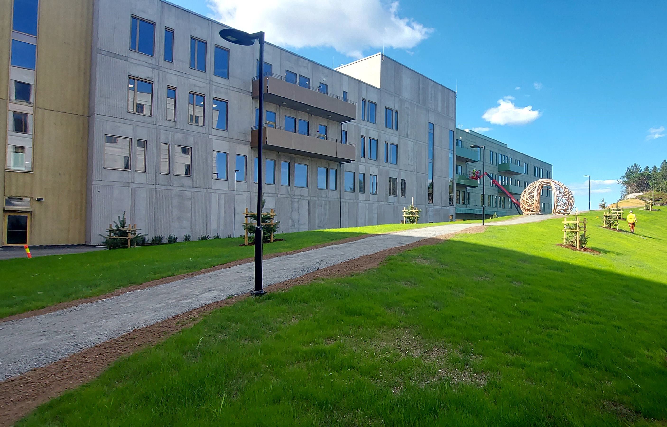 En bygning med en grønn plen