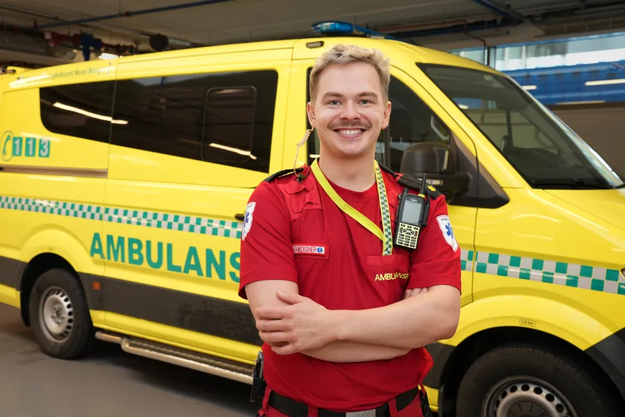 En person foran ambulanse