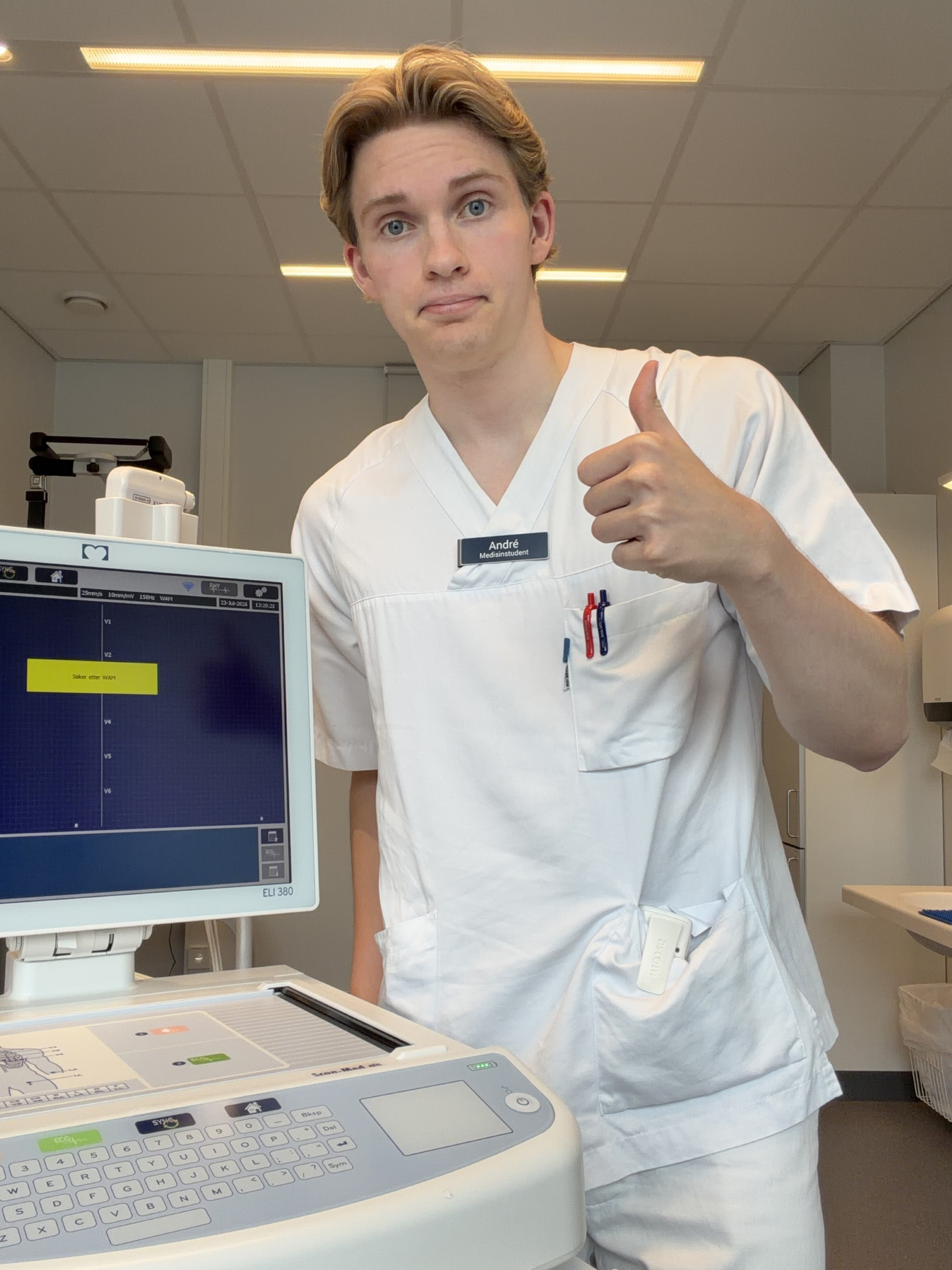 En person iført hvit frakk