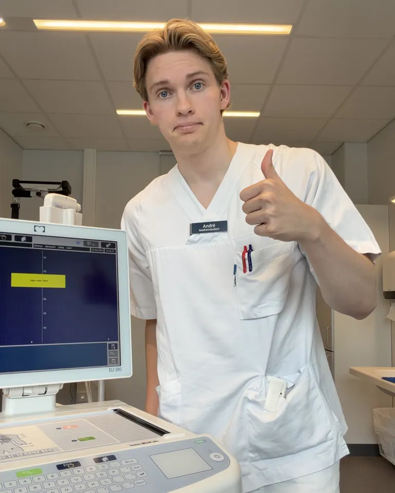 En person iført hvit frakk