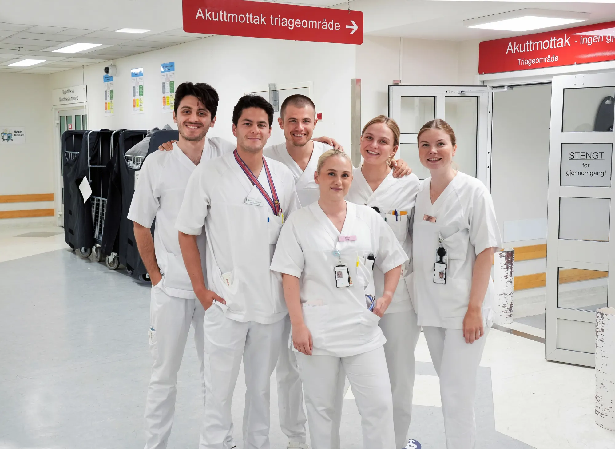 En gruppe mennesker iført hvite laboratoriefrakker