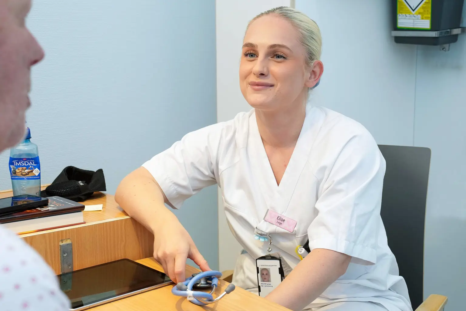En person som sitter ved et skrivebord