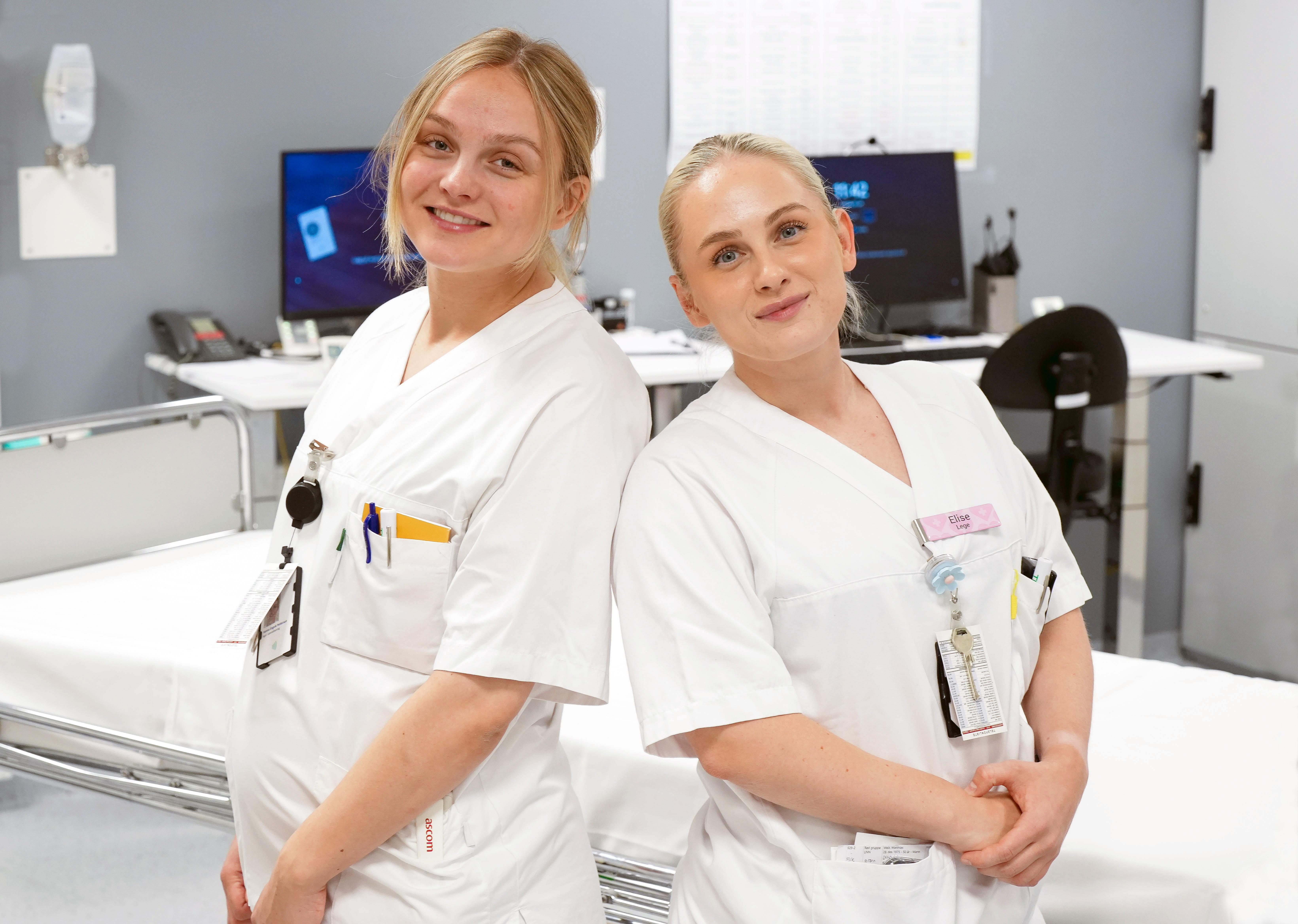 Et par kvinner i hvite laboratoriefrakker