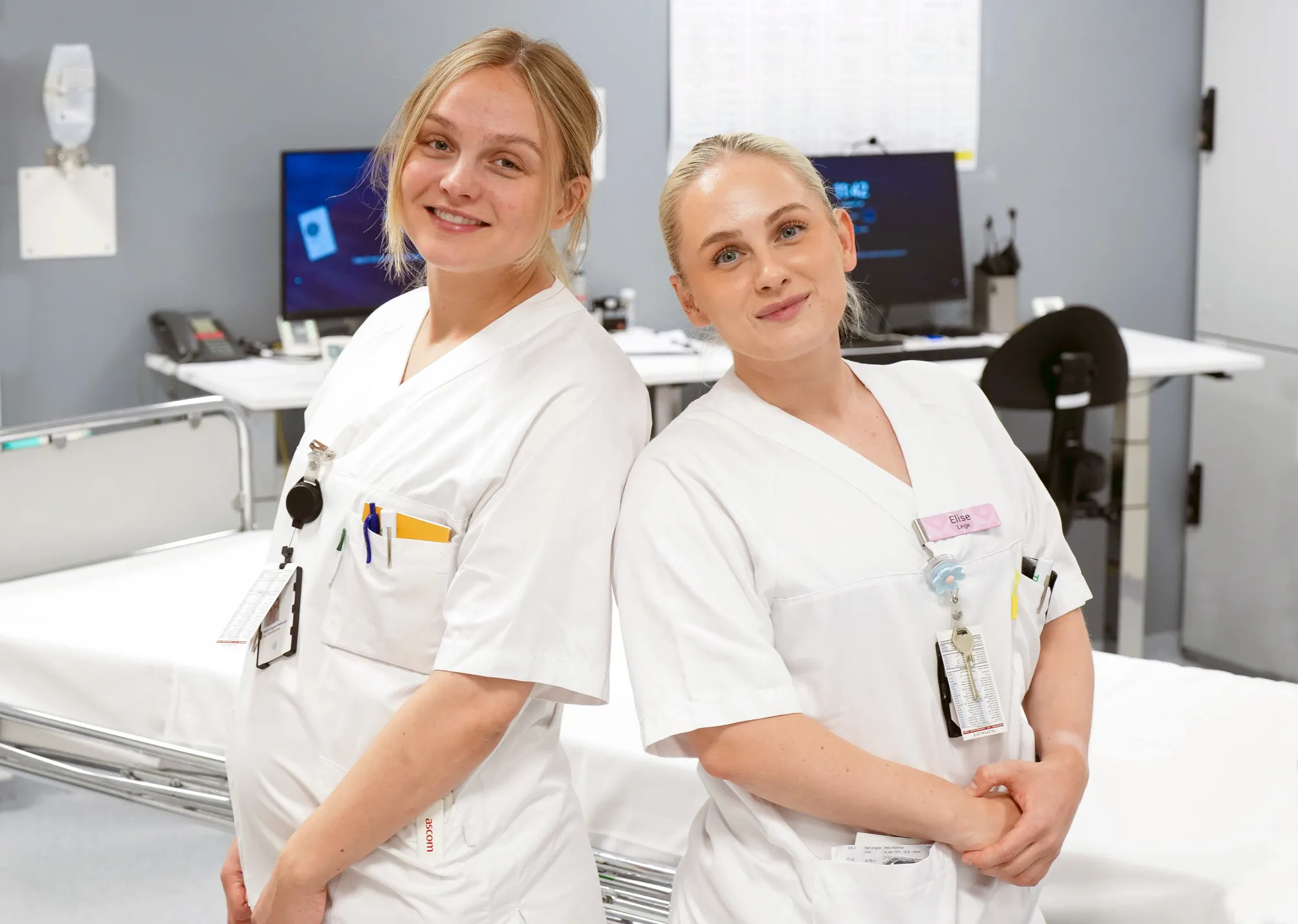 Et par kvinner i hvite laboratoriefrakker